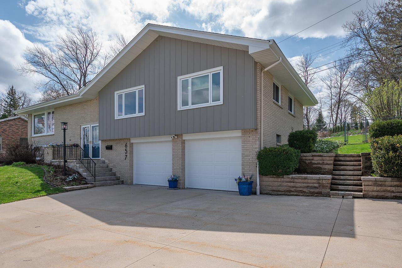657 Brandt Ct, Pewaukee, WI 53072