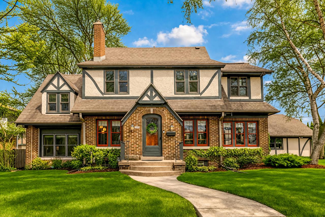 5000 N Larkin St, Whitefish Bay, WI 53217