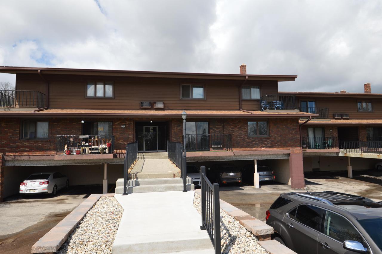 3985 S 84th St #2, Greenfield, WI 53228