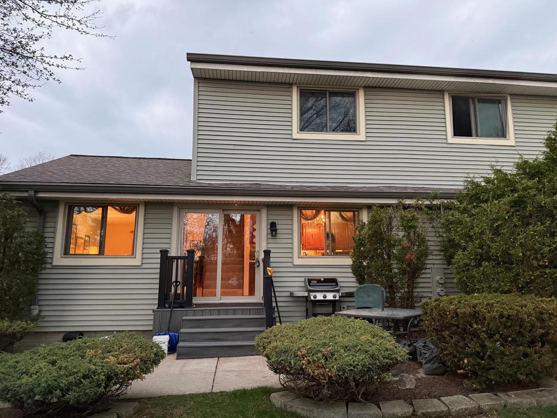 2200 E Excalibur Ct, Oak Creek, WI 53154