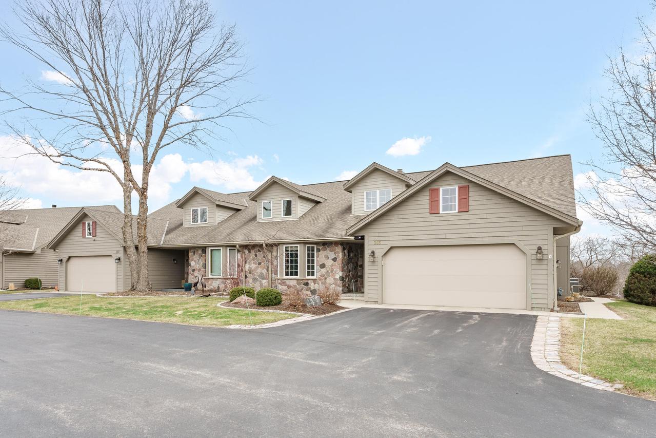 203 Deer Ridge, West Bend, WI 53095
