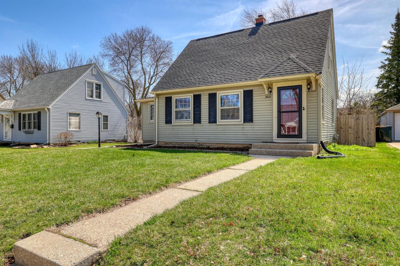 8621 W Montana Ave, West Allis, WI 53227