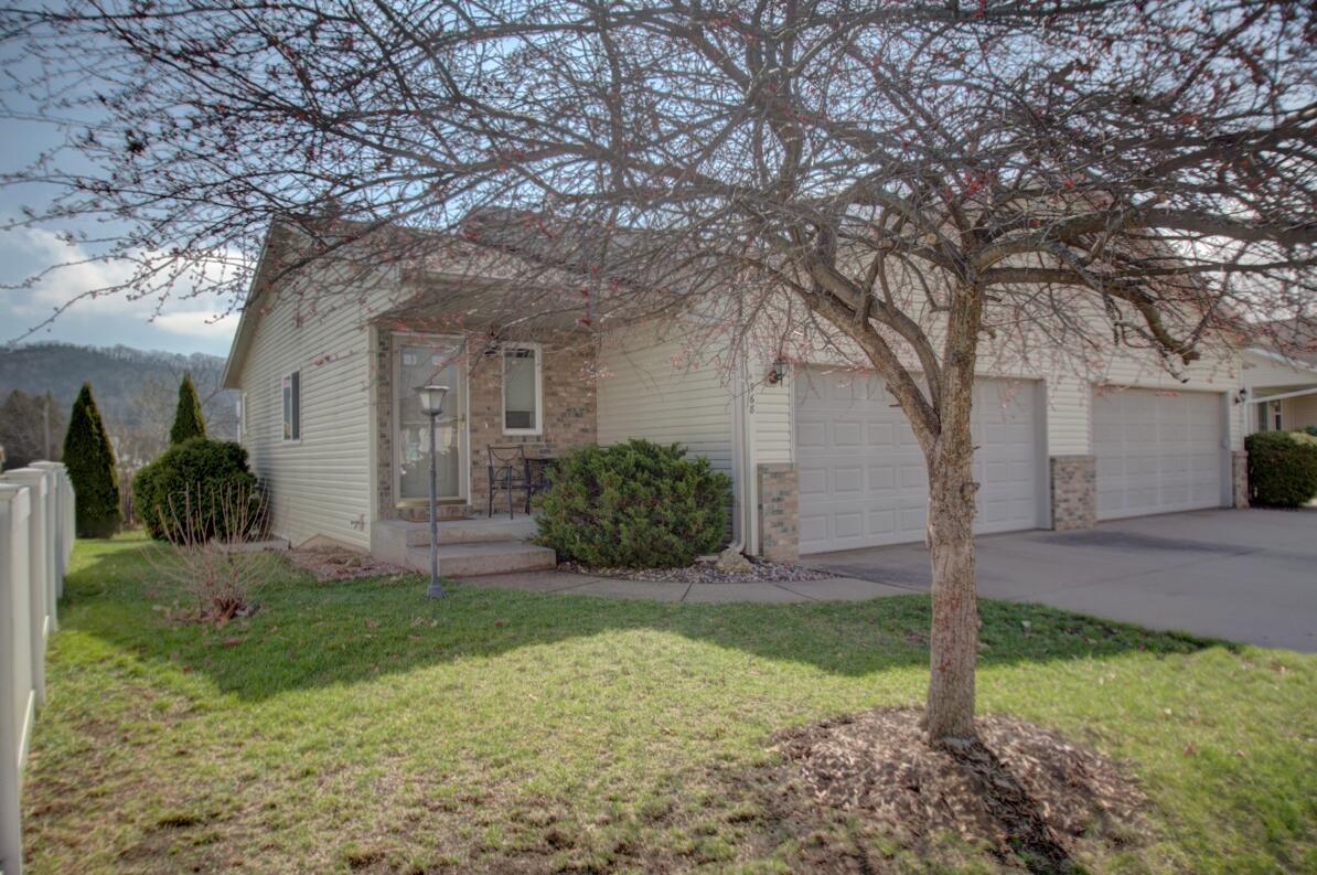 968 8th Ave, Onalaska, WI 54650