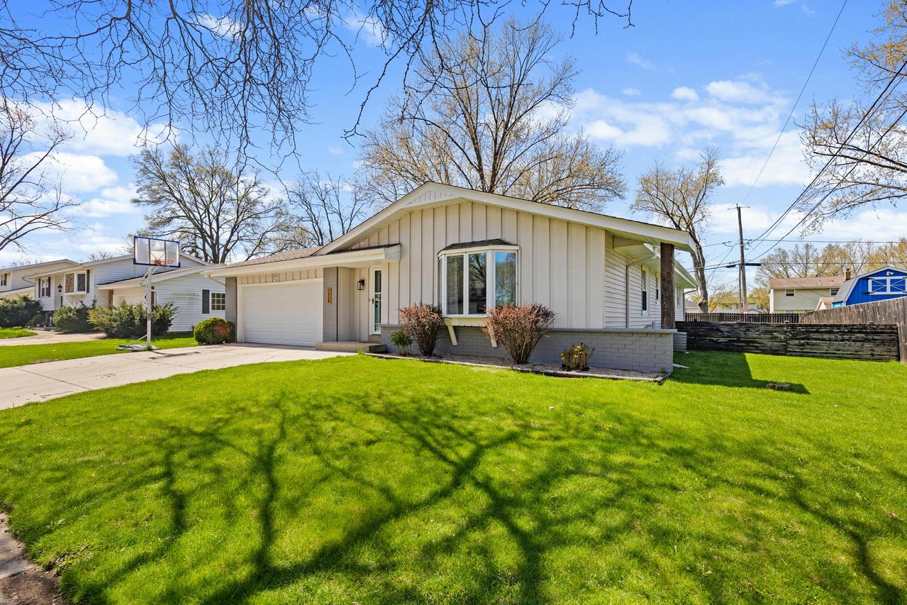 1448 Cottonwood Dr, Waukesha, WI 53189