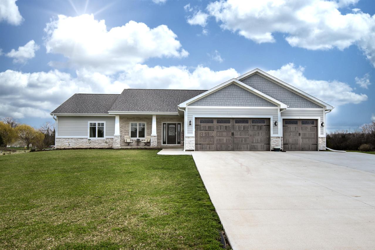 638 Red Oak Dr, Summit, WI 53066