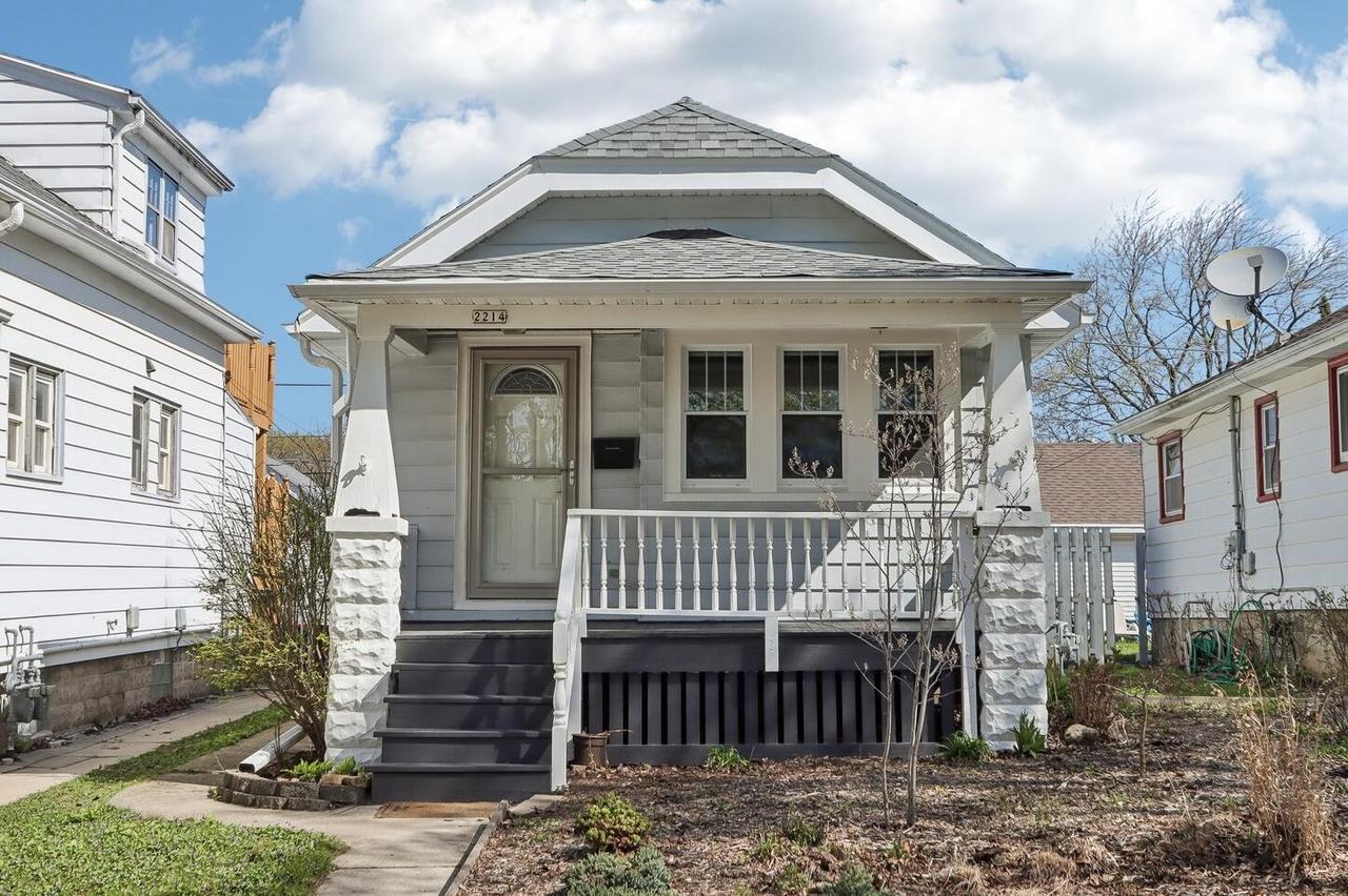 2214 E Vollmer Ave, Milwaukee, WI 53207