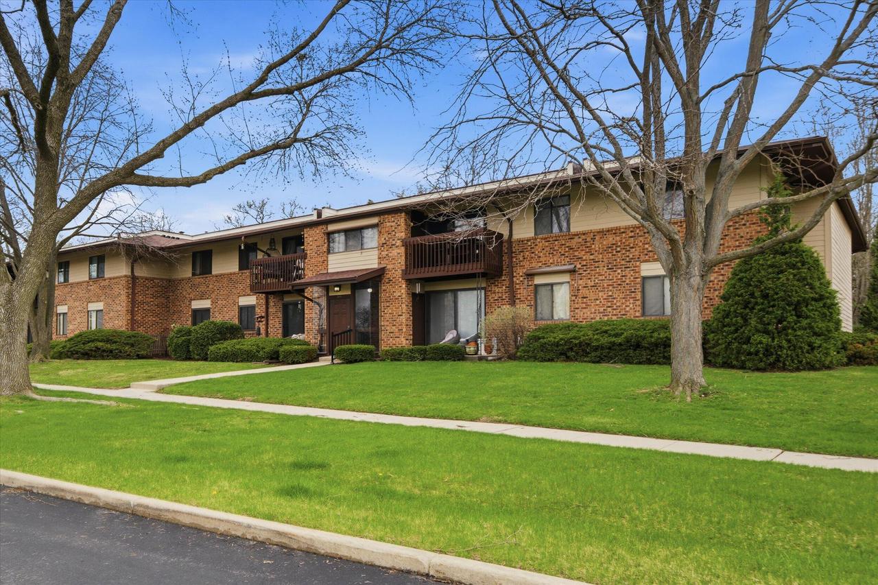 345 Park Hill #F, Pewaukee, WI 53072