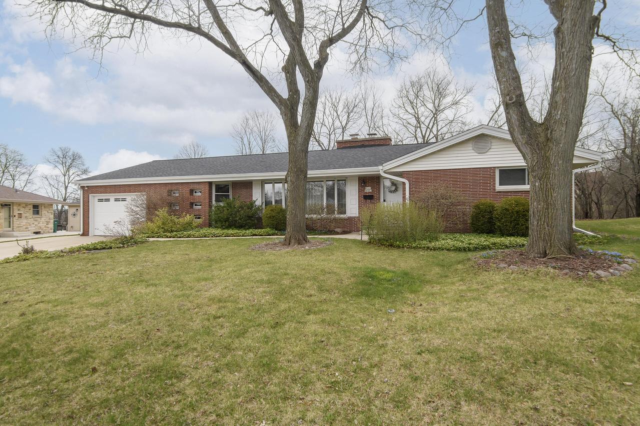 W160N8462 Donald Ct, Menomonee Falls, WI 53051