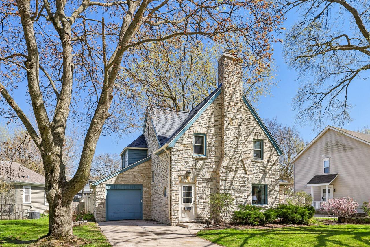 709 N Cumberland Dr, Waukesha, WI 53188