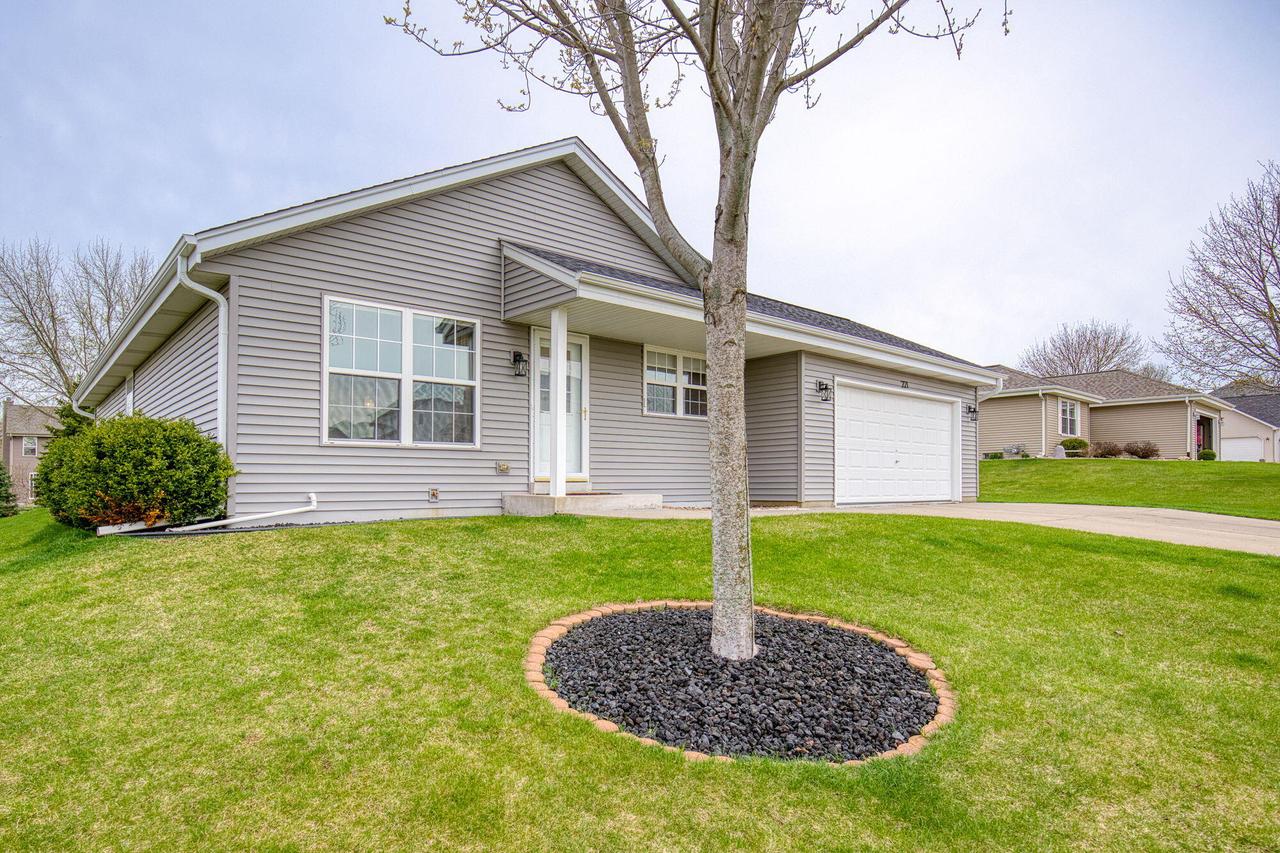 221 Pioneer Dr, Johnson Creek, WI 53038