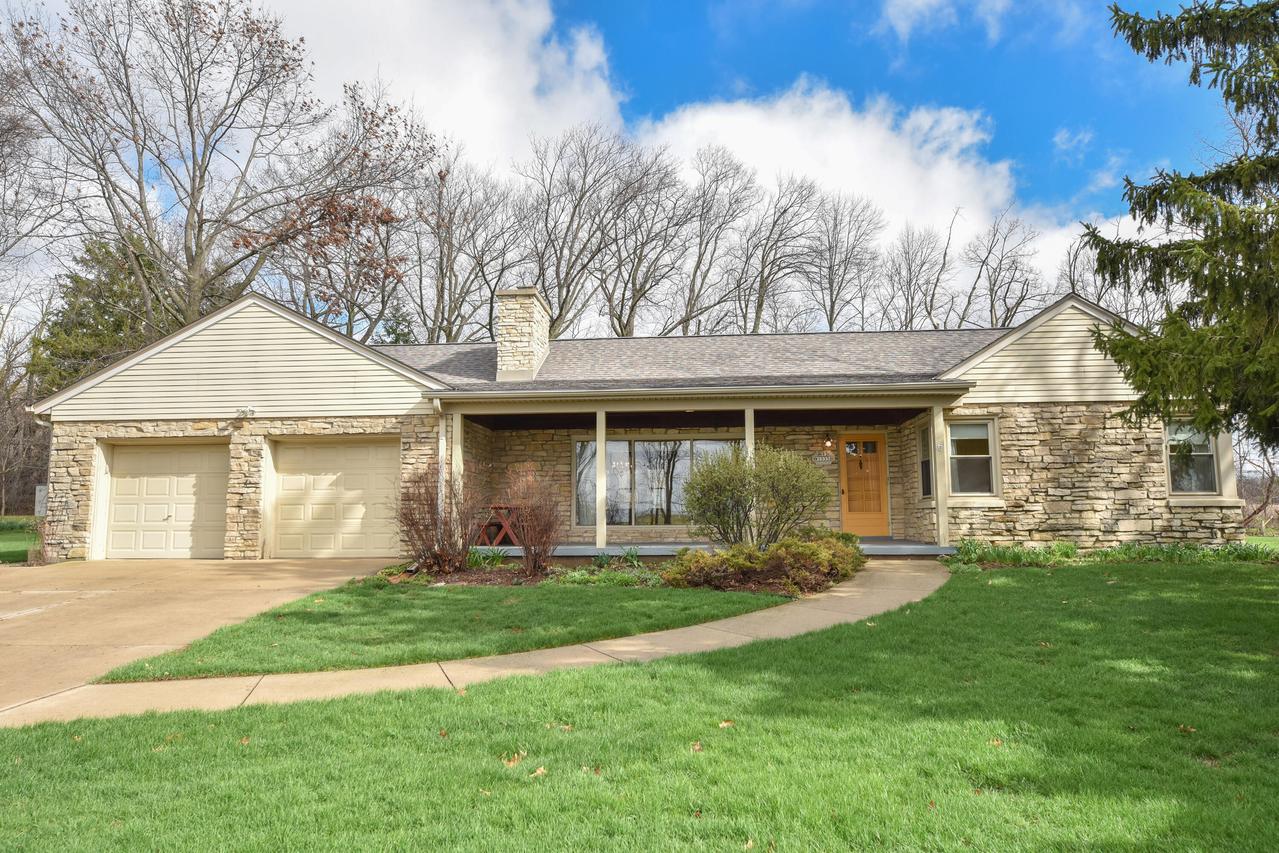 N93W15358 Hillside Ln, Menomonee Falls, WI 53051