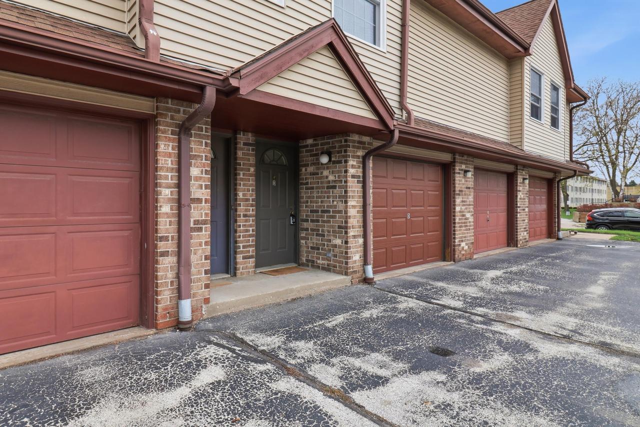 2077 S 102nd St #D, West Allis, WI 53227
