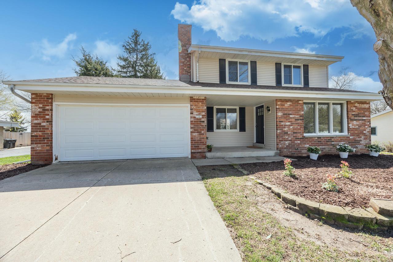 1501 Grandview Ave, Oconomowoc, WI 53066