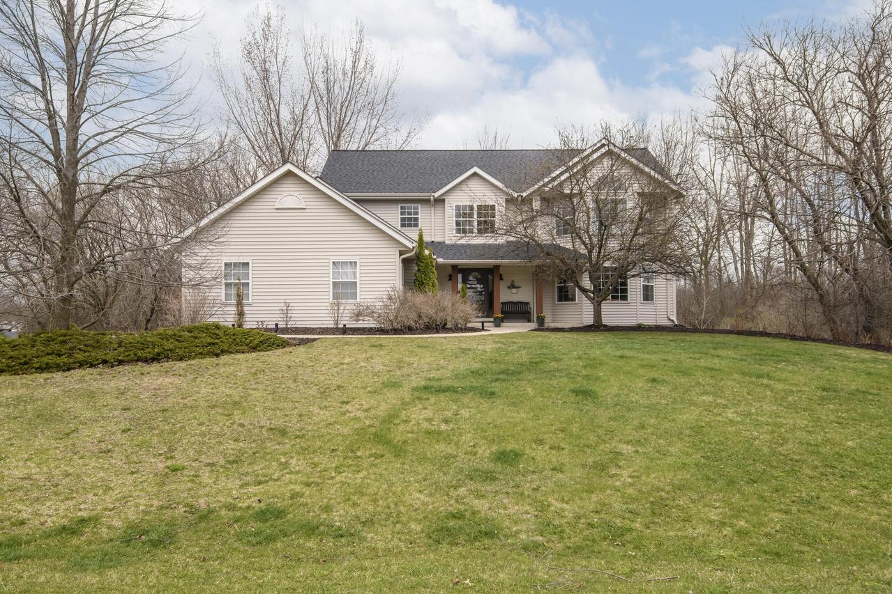 412 E Red Pine Cir, Dousman, WI 53118