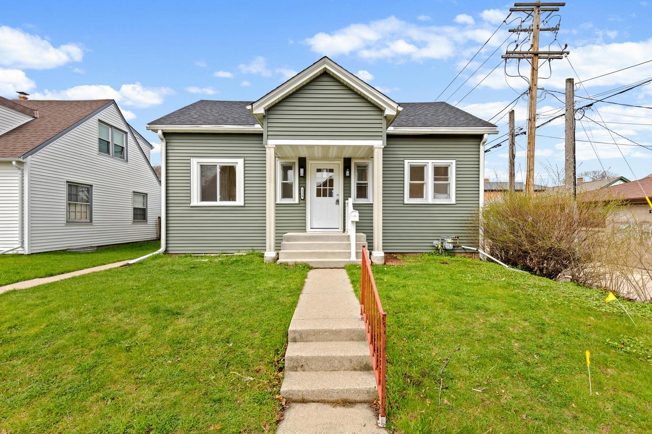 2319 S 61st St, West Allis, WI 53219