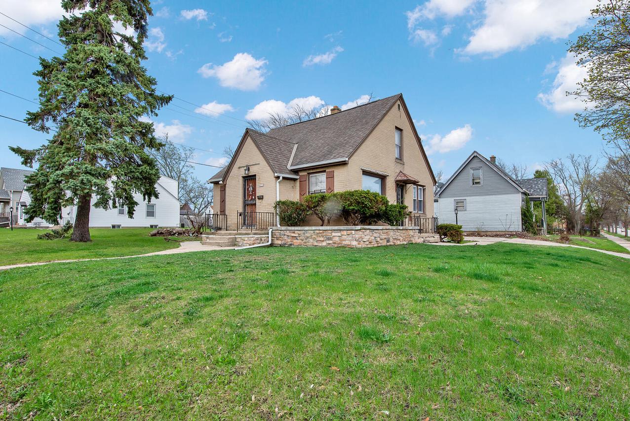 4235 W Fairmount Ave, Milwaukee, WI 53209