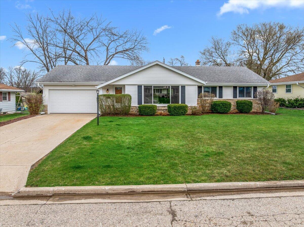 W174N9458 Joper Rd, Menomonee Falls, WI 53051