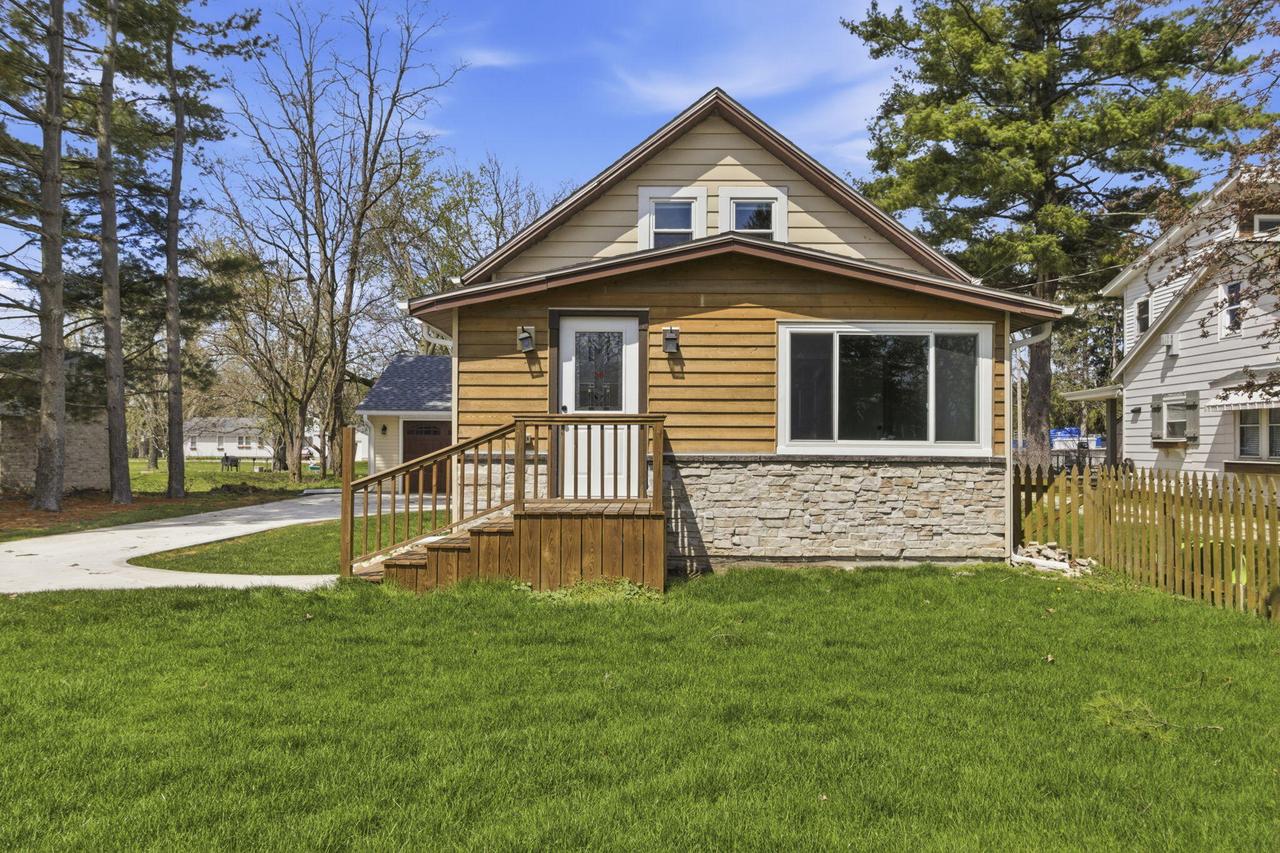 W348N5133 Elm Ave, Oconomowoc, WI 53069