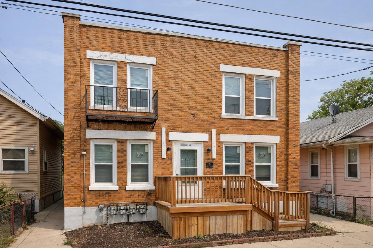 1027 N Memorial Dr, Racine, WI 53404