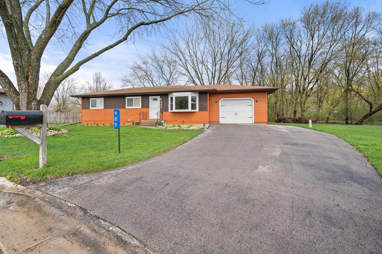 905 Lakeview Dr, Salem Lakes, WI 53170