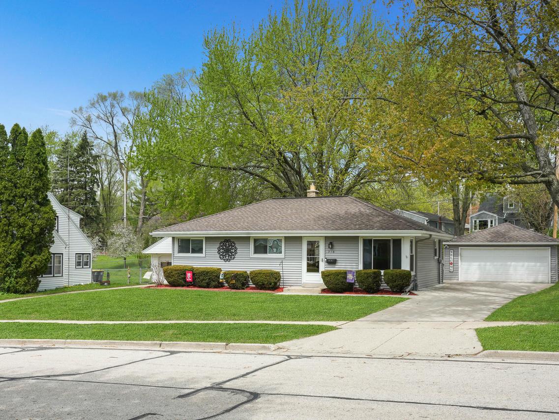 318 Dodie Dr, Waukesha, WI 53189