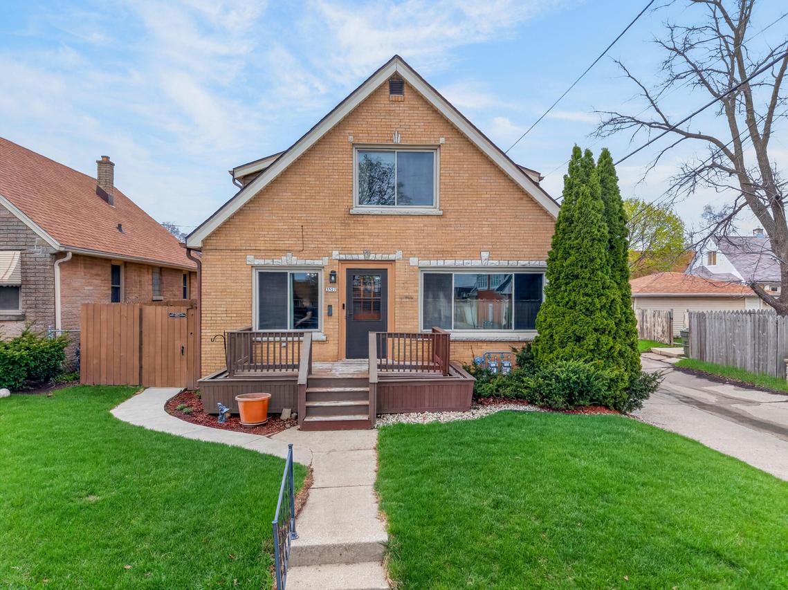 3521 S 11th St, Milwaukee, WI 53221