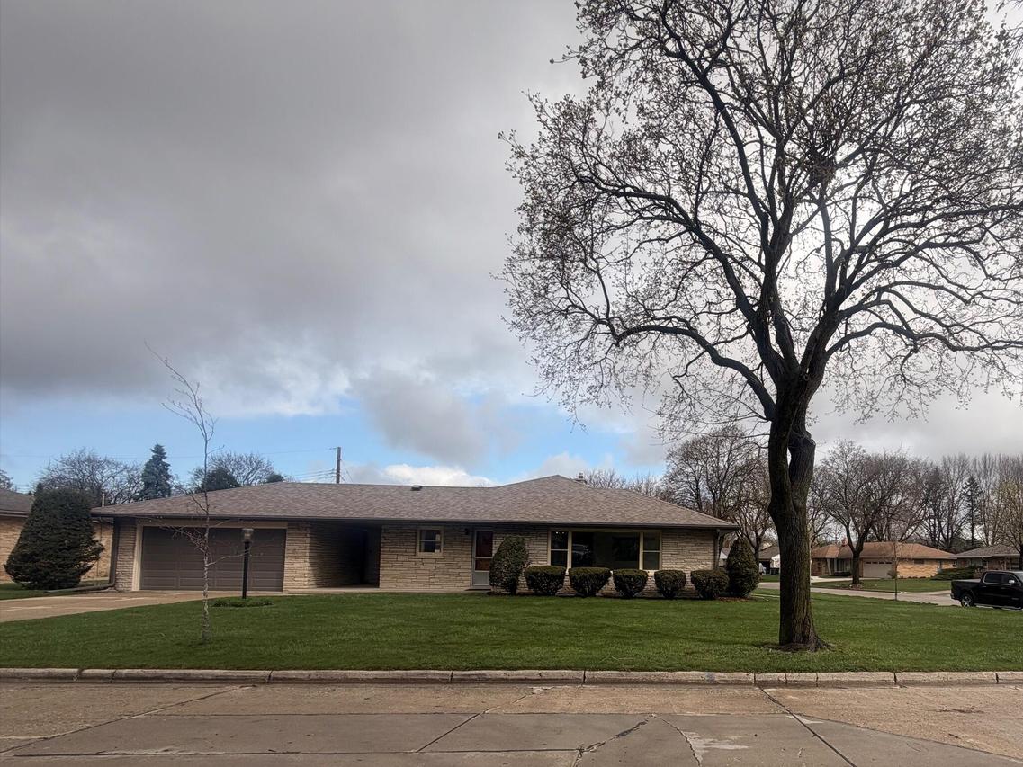 3033 S Stratton Dr, West Allis, WI 53219