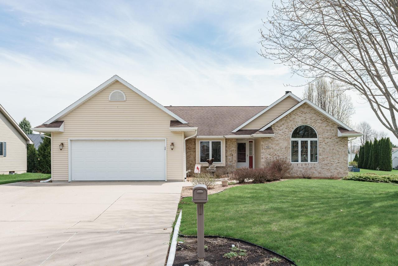 705 Woodbridge Trl, Watertown, WI 53094