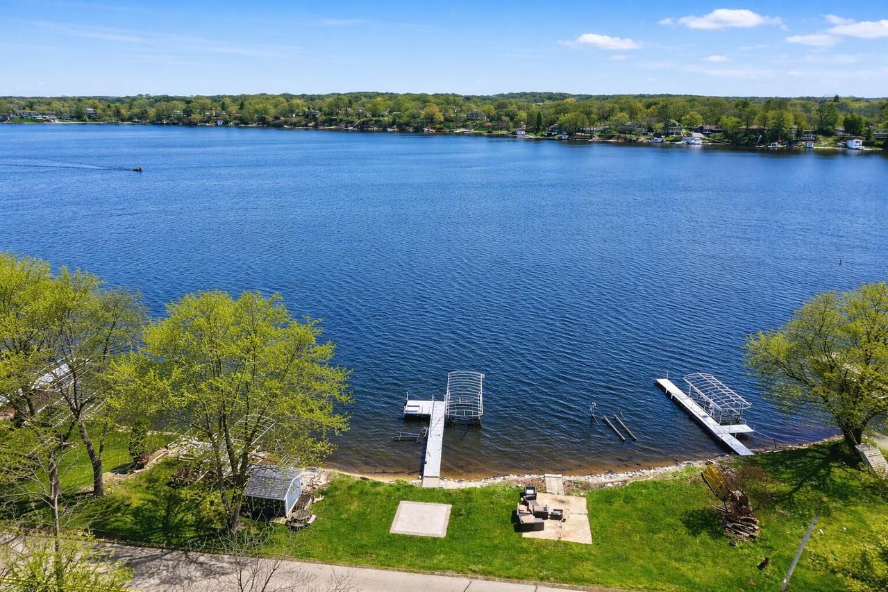 7164 N Tichigan Rd, Waterford, WI 53185