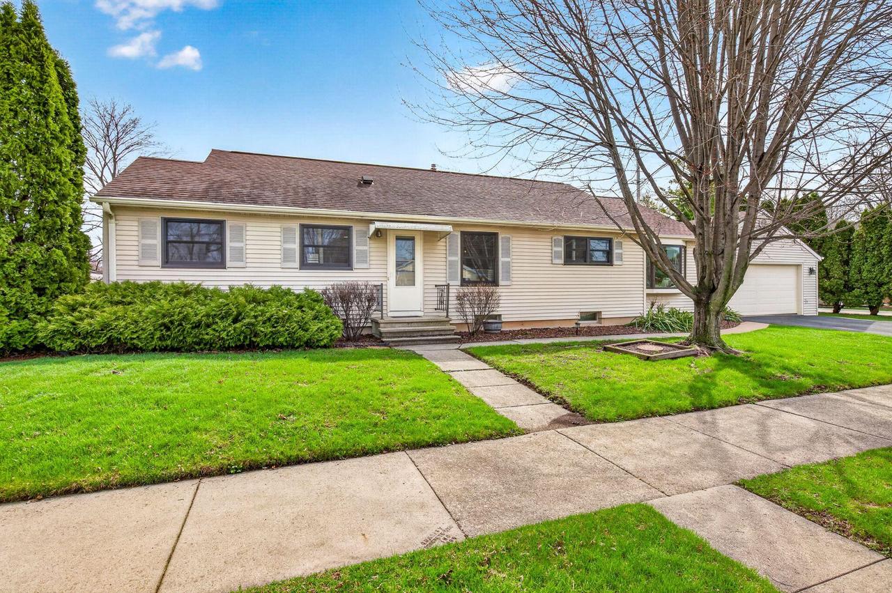 203 E Peckham St, Neenah, WI 54956