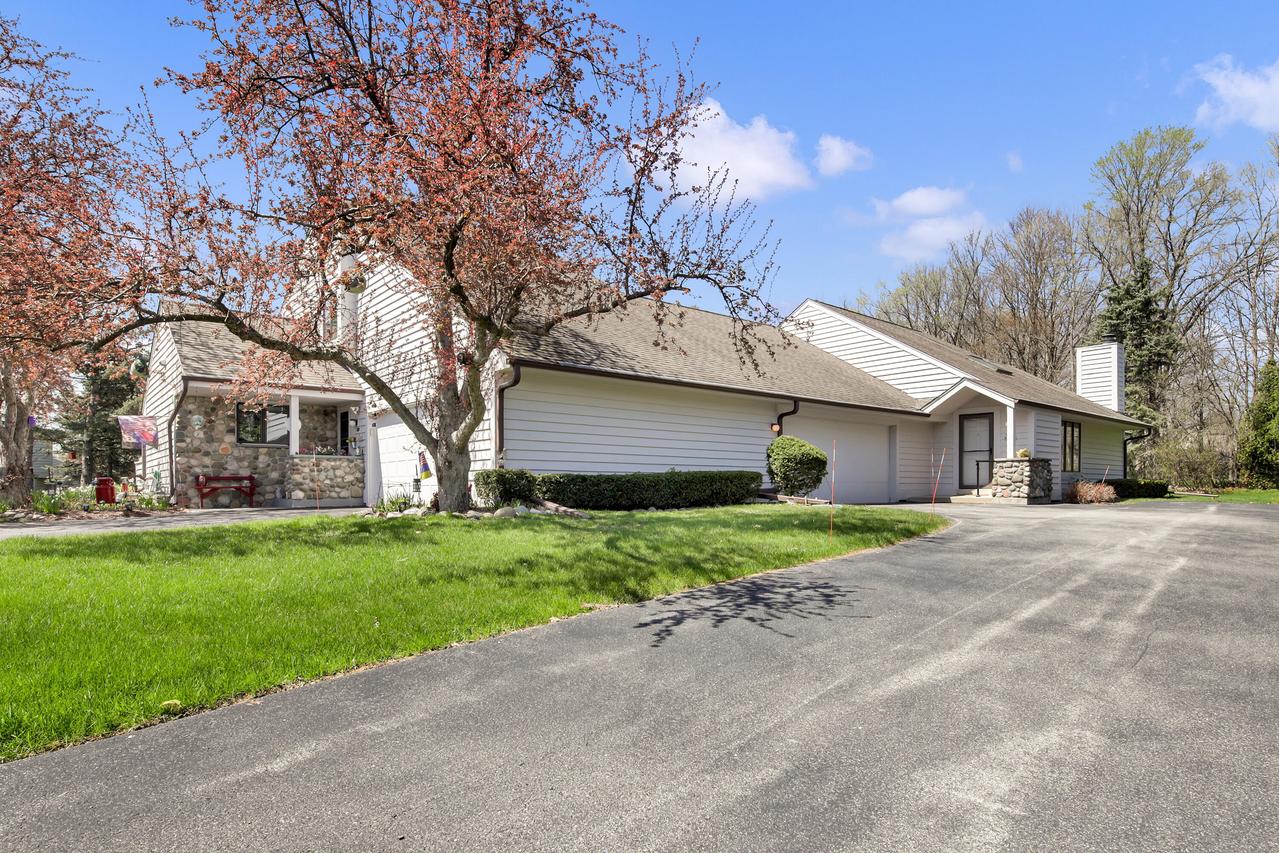 W135N8103 Wood Ct, Menomonee Falls, WI 53051