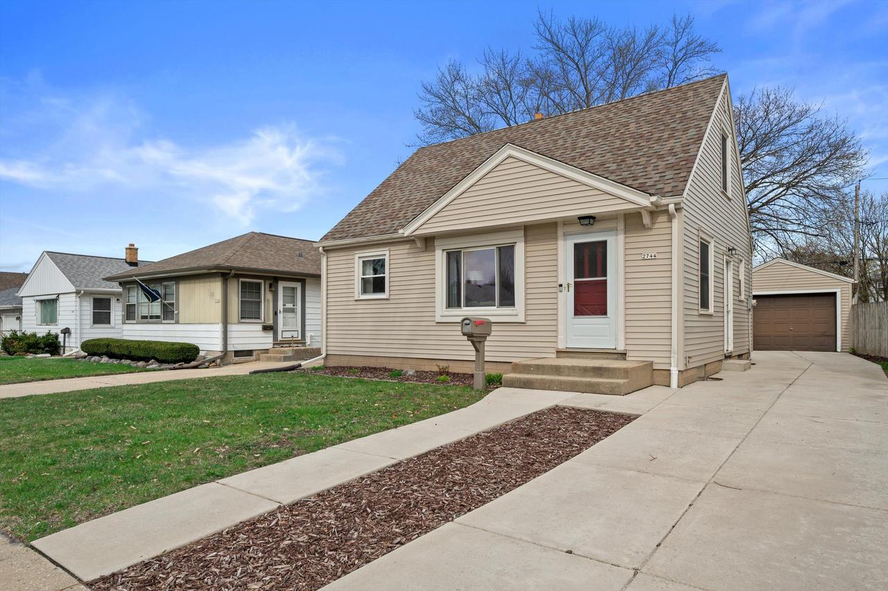 2744 S 71st St, Milwaukee, WI 53219