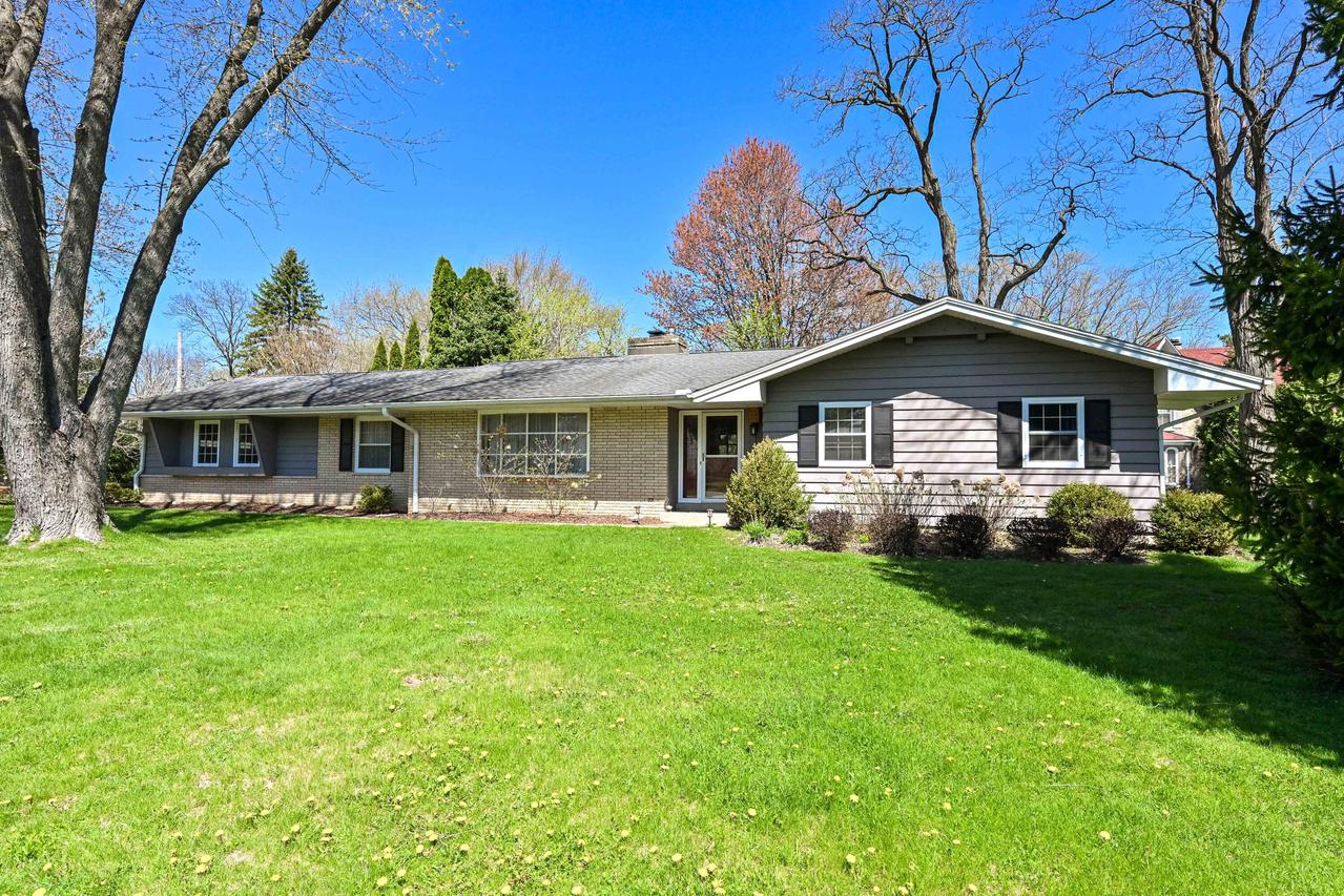 18830 Brookdale Dr, Brookfield, WI 53045