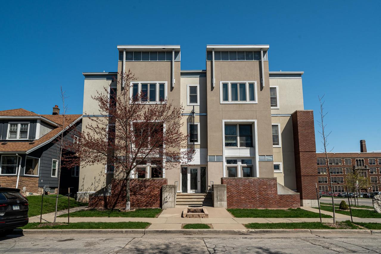 2904 N Cambridge Ave #102, Milwaukee, WI 53211