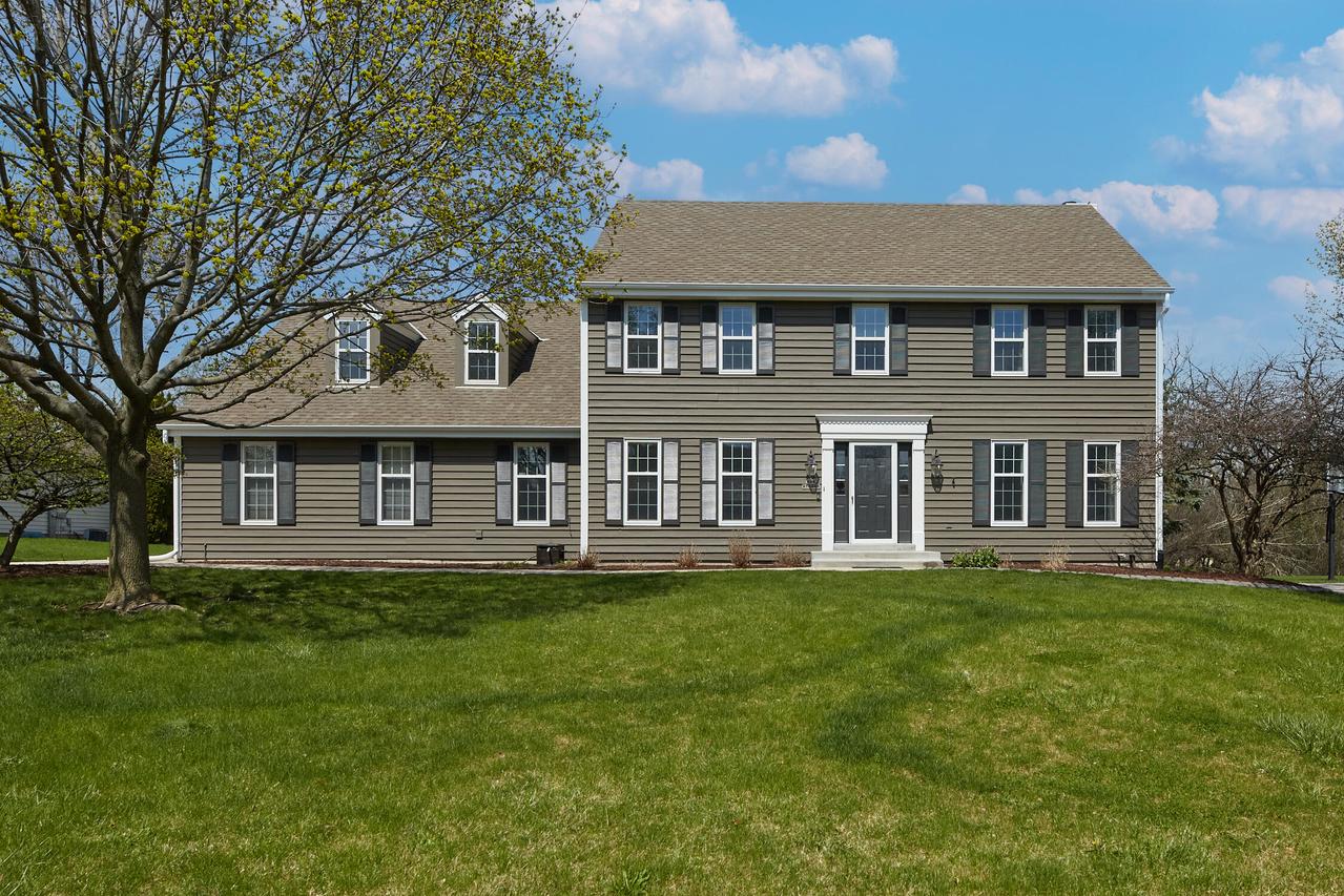 N49W16206 Graysland Dr, Menomonee Falls, WI 53051