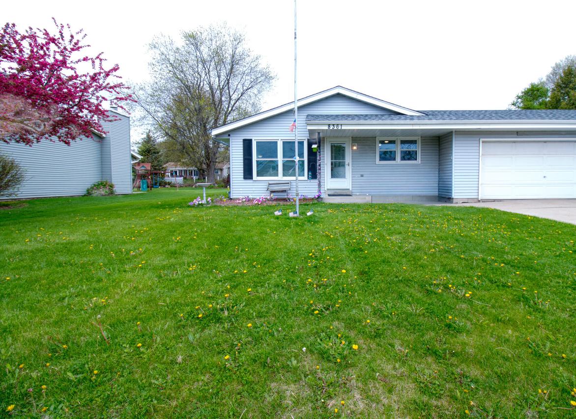 8361 S Deer Ridge, Oak Creek, WI 53154