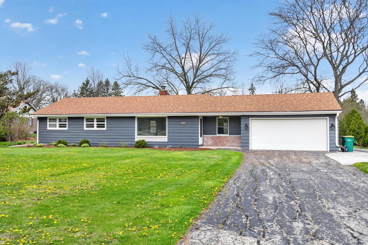 1704 W El Rancho Dr, Mequon, WI 53092