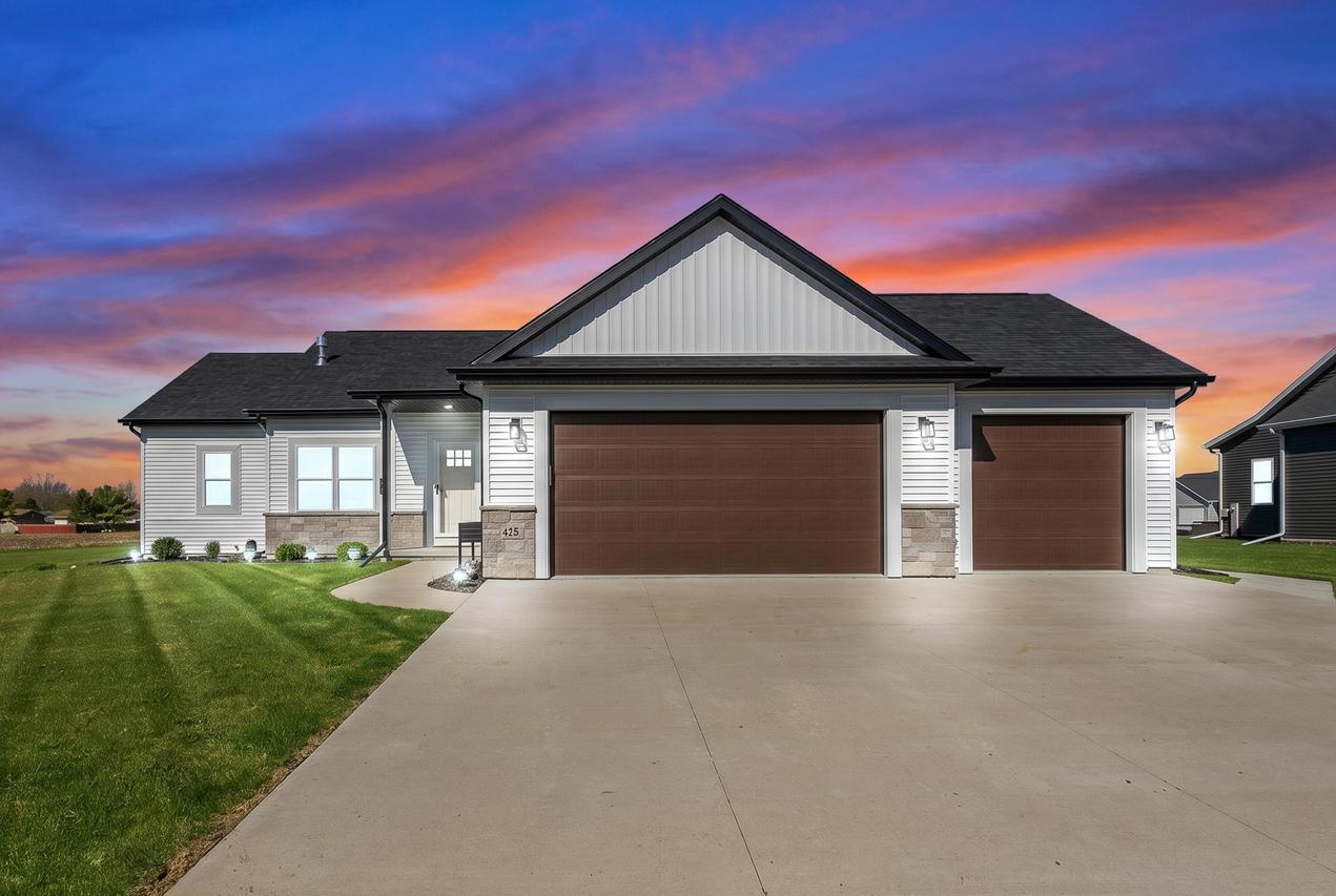 425 East St, Juneau, WI 53039