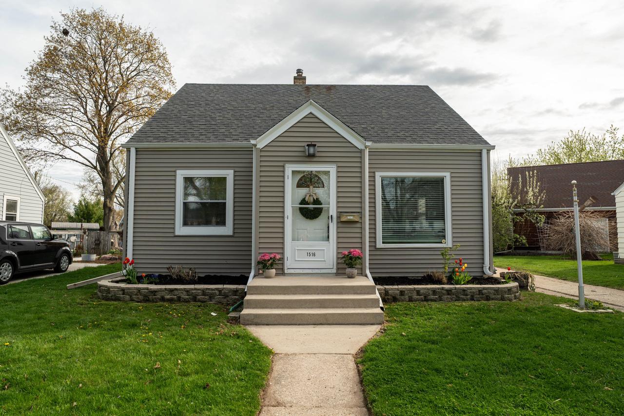 1516 E Tripoli Ave, Milwaukee, WI 53207