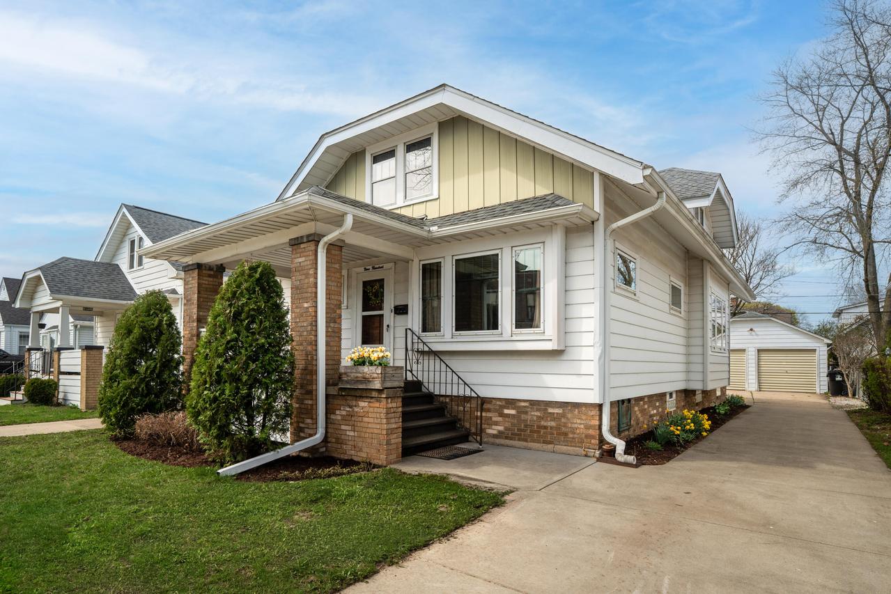 900 Romayne Ave, Racine, WI 53402