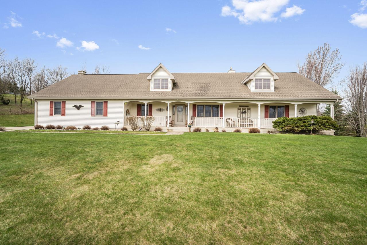 7475 Country View, West Bend, WI 53090