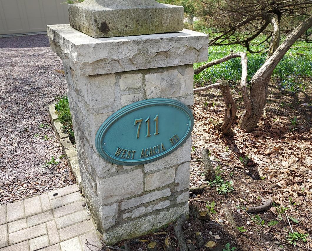 711 W Acacia Rd, Glendale, WI 53217