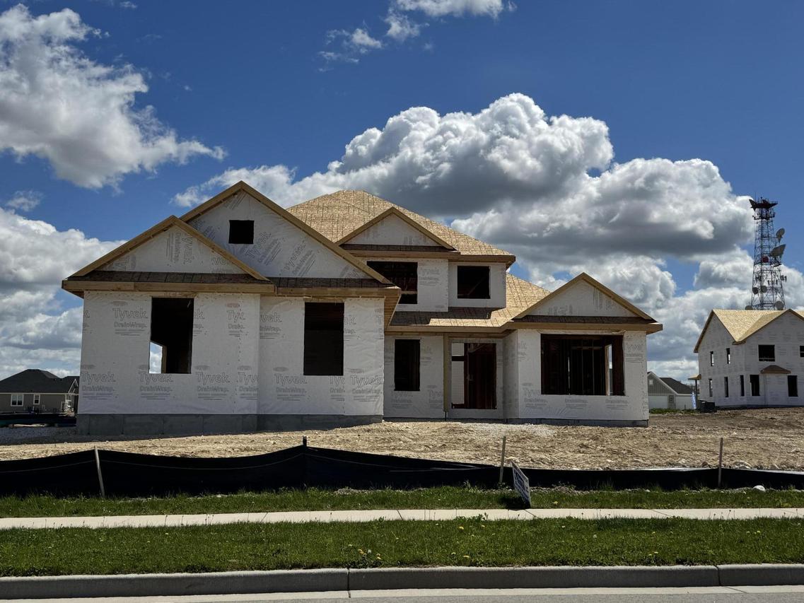 2453 Cedar Bluffs Dr, Slinger, WI 53086