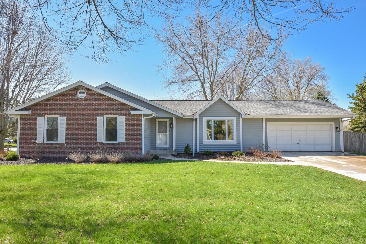 101 Friendship Ln, Saukville, WI 53080