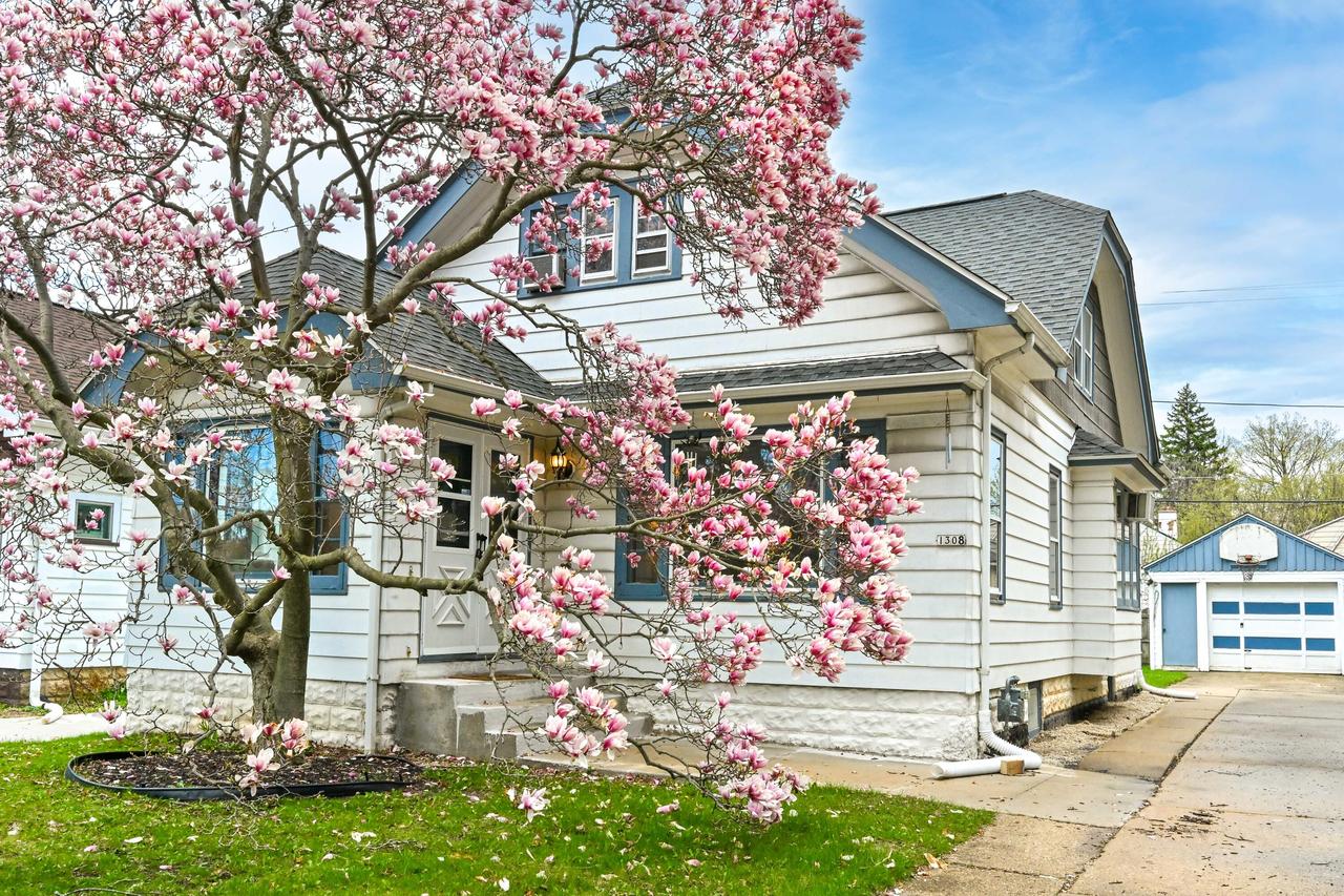 1308 N 55th St, Milwaukee, WI 53208