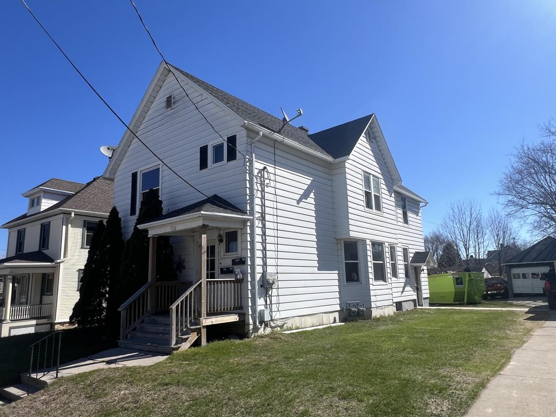 731 N 8th St, Manitowoc, WI 54220
