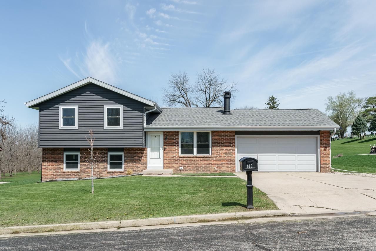 900 Hillside Ln, Watertown, WI 53098