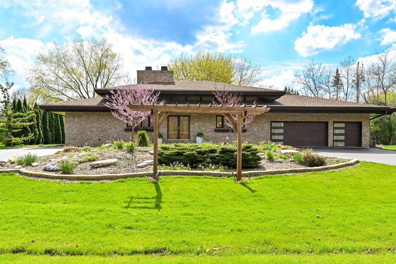 2115 Underwood Pkwy, Elm Grove, WI 53122