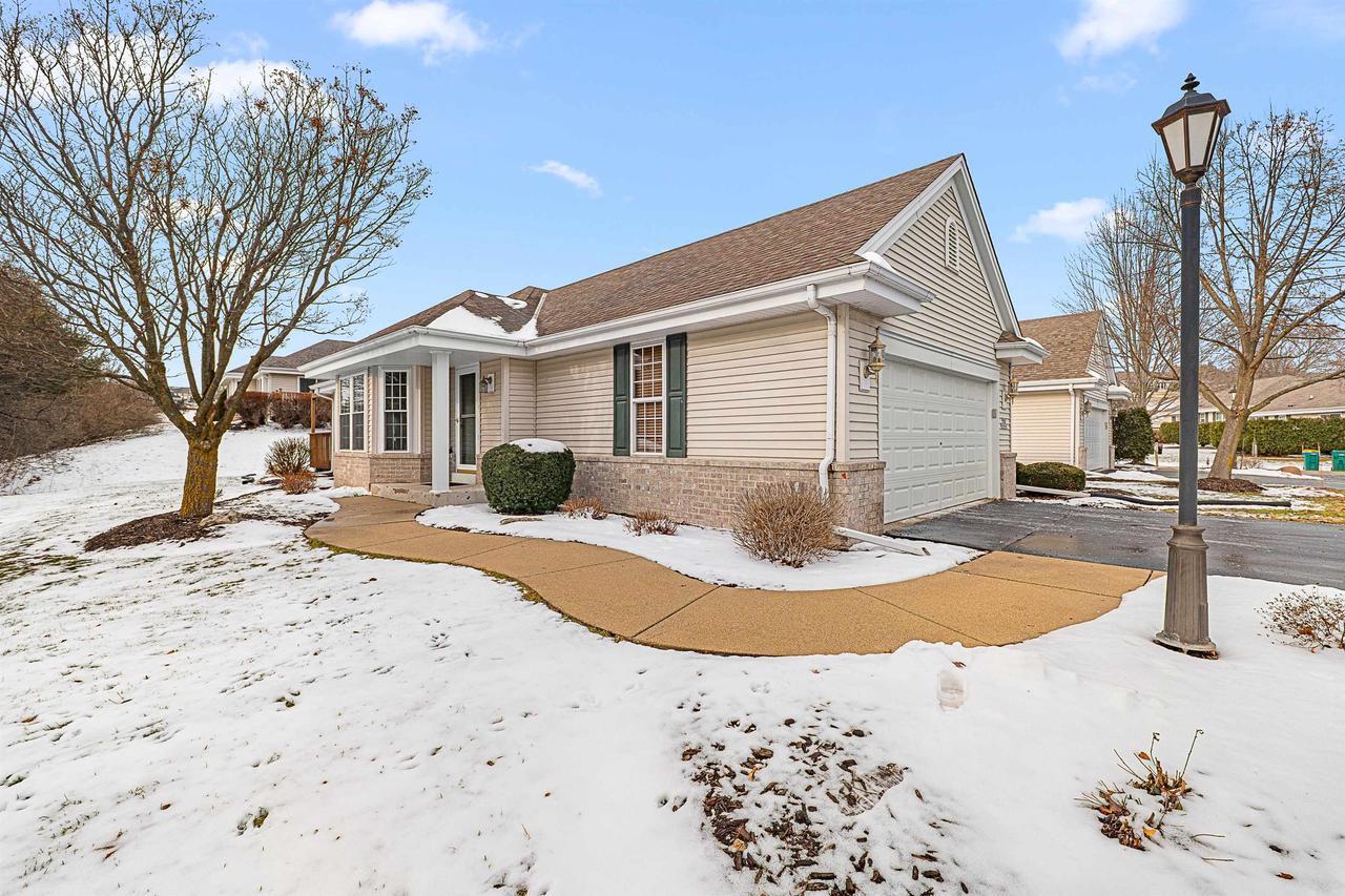 N96W14141 Knollcrest Cir, Germantown, WI 53022