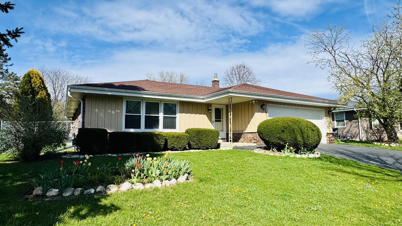 1523 David Ln, Waukesha, WI 53189